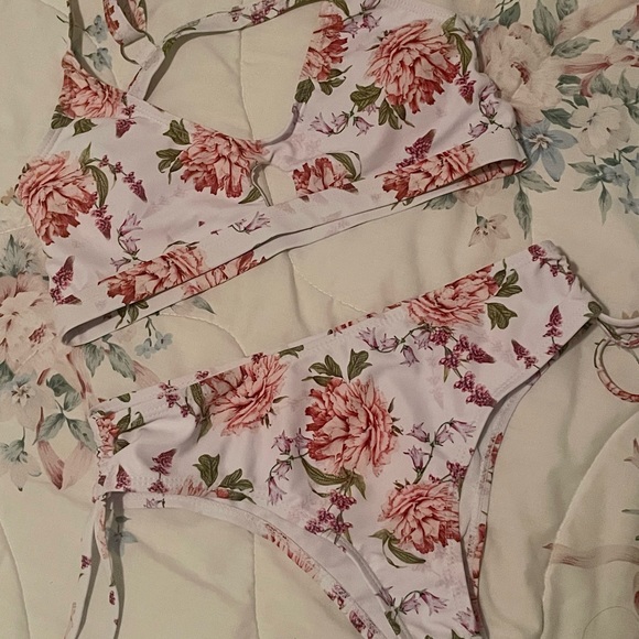 Pink floral bikini - Picture 1 of 5